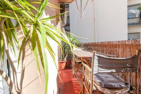 Three Bedroom Apartment In Sants Barcelona Exterior foto