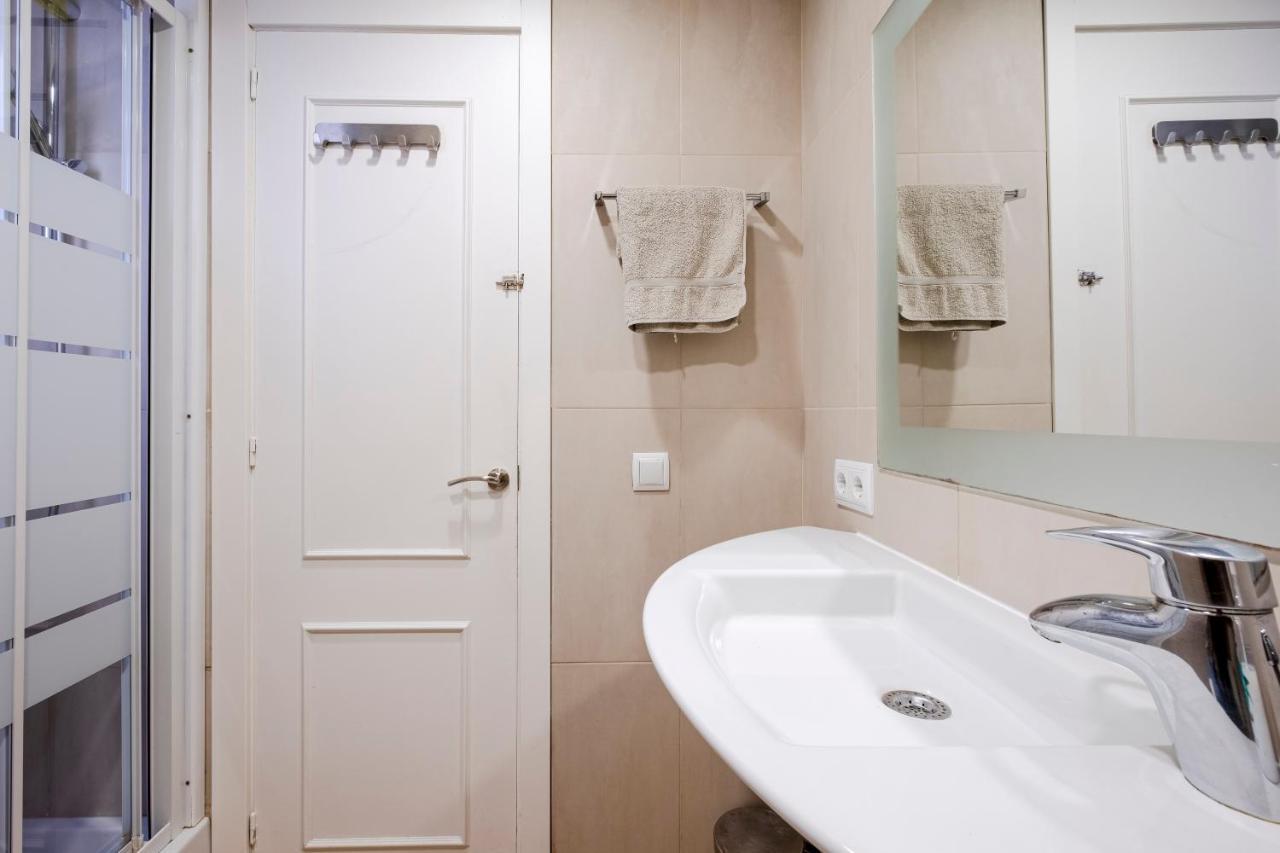 Three Bedroom Apartment In Sants Barcelona Exterior foto